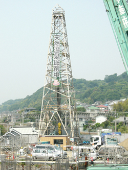 大深度温泉掘削現場のやぐら