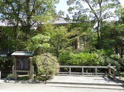 歌碑は、八幡宮の敷地内にある、鎌倉国宝館のそばに建っている。