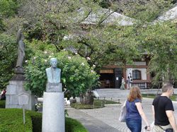長谷寺の久米正雄胸像。後ろは大黒堂。