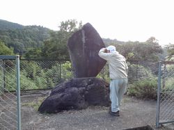 川入堰碑。人の背丈ほどの大きさ。