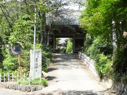 慶伝寺の山門入口。