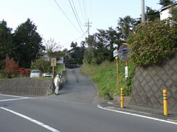 坂の入口には、「足柄神社入口」と「足柄道」という立札がある。