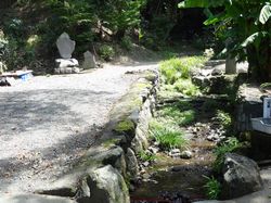 沢の右岸（写真左奥）に、金田簡易水道の記念碑がある。