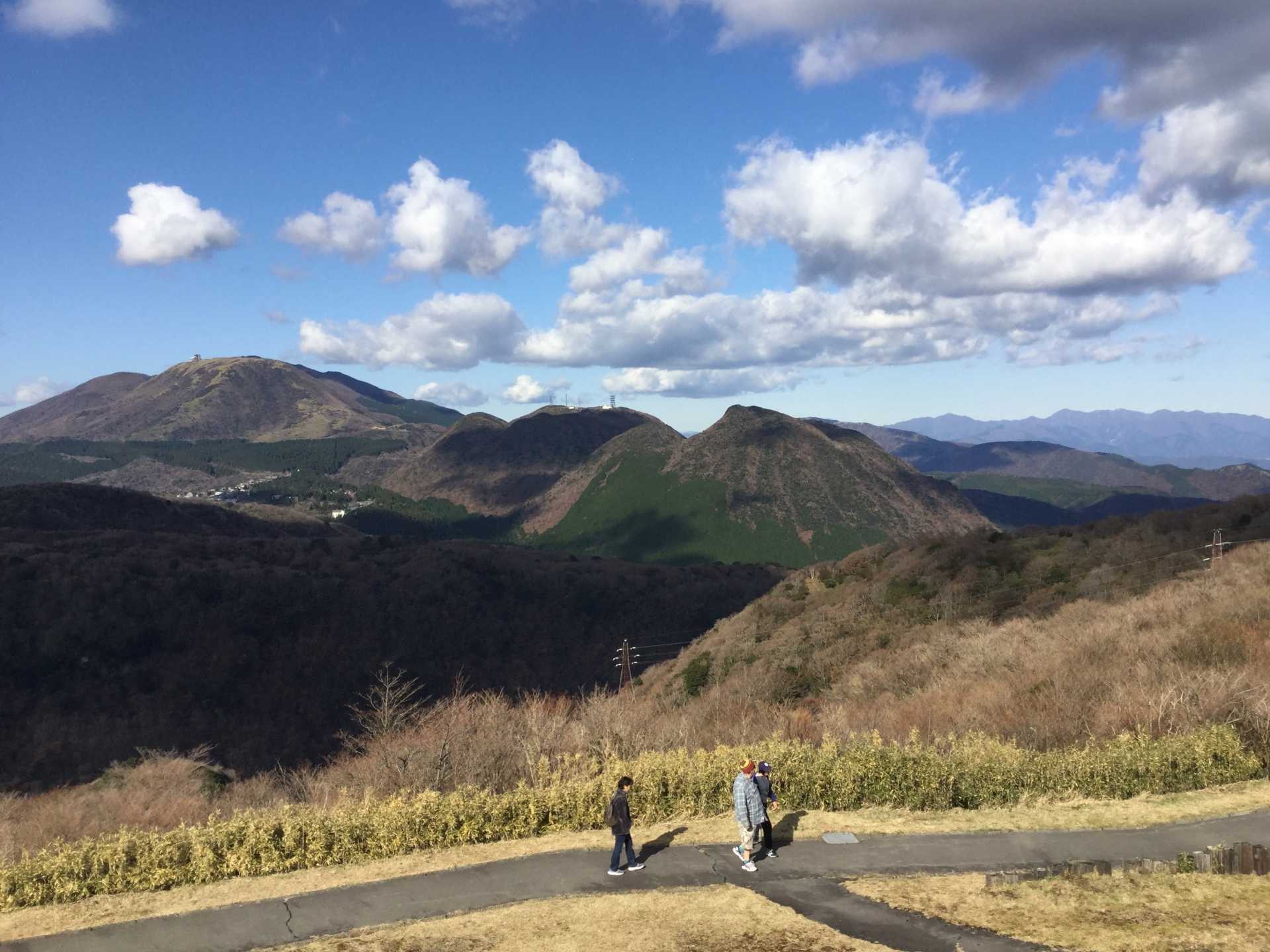 ドームの形をした山々が連なる写真