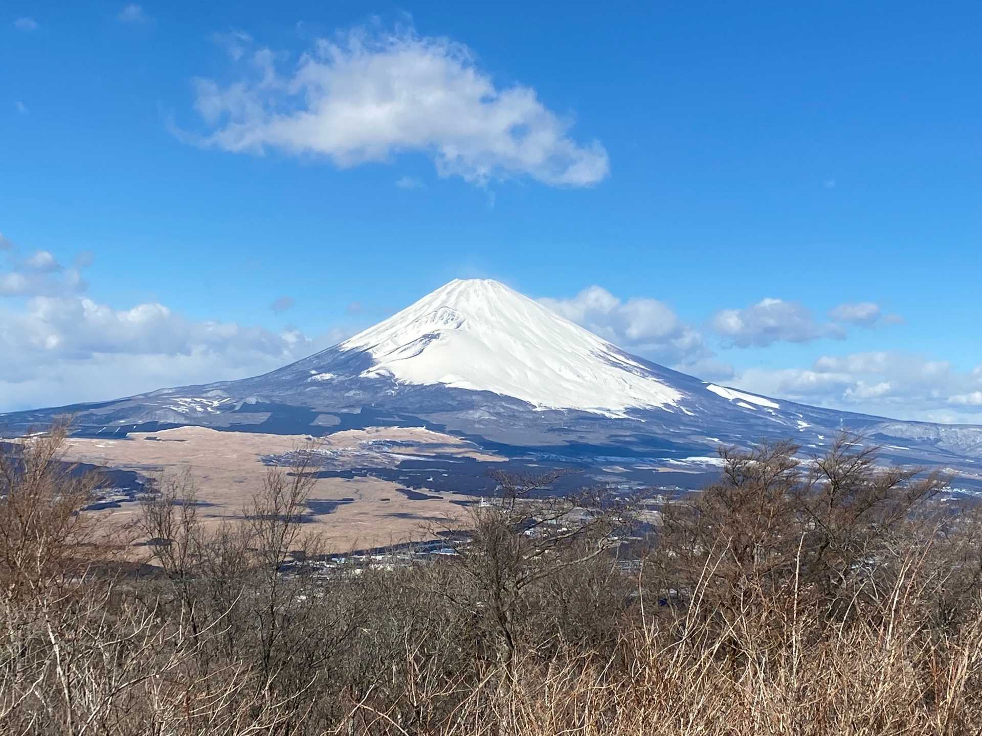 綺麗な円錐形をした富士山の写真