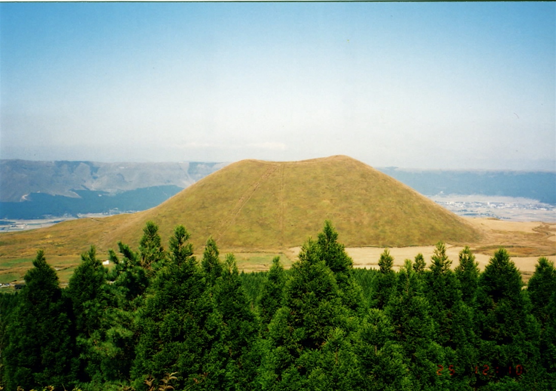 熊本県阿蘇山の米塚の写真があります。