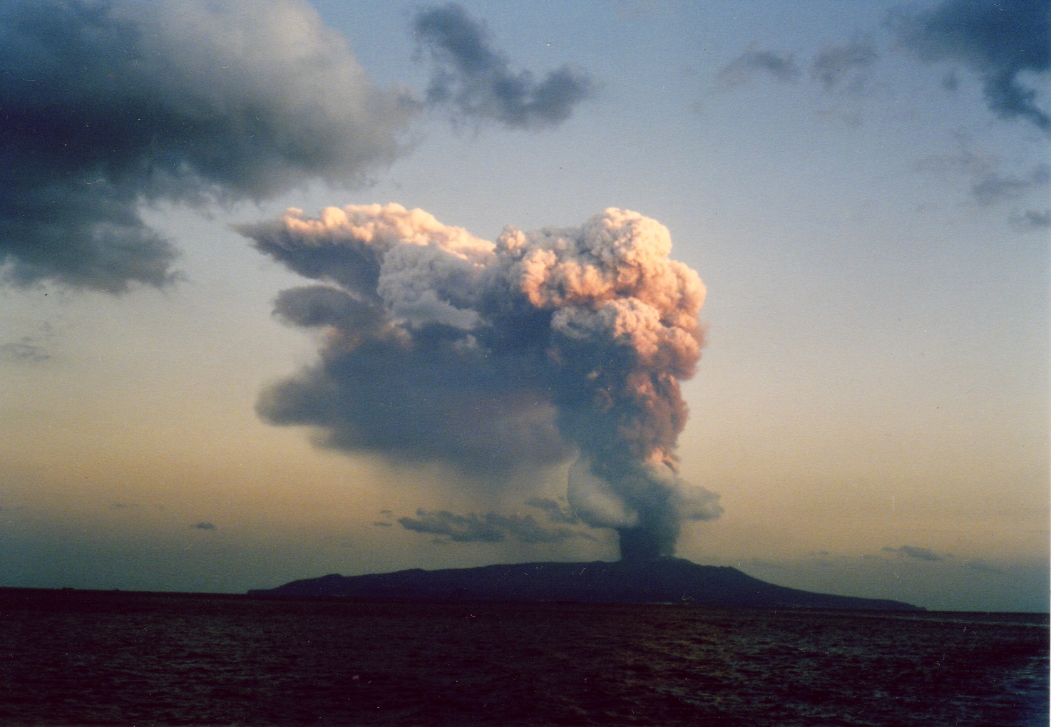 噴火により噴煙が上がっている様子を捉えた写真