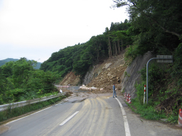 矢びつダム付近、国道342号の土砂崩れ