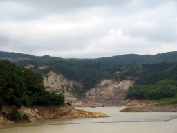 荒砥沢ダム上流の大規模な地滑り