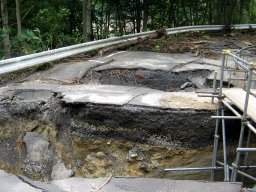 下の地層がむき出しとなった、ダム湖北岸の道路