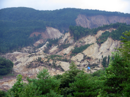 ダム湖北岸から見た、地滑りの様子