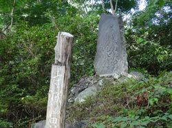 句碑の手前に建つ柱に、寺田寅彦の文字が見える。