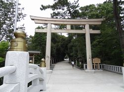 三ノ鳥居と石橋。