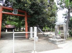 三島神社の鳥居と、石碑。