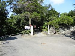 龍法寺の参道（正面）。