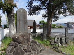 大松寺門前の石碑群、中央奥が本堂。