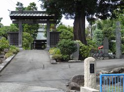 山王院の山門。すぐ脇の植え込みに石碑がある。