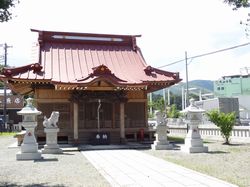 福沢神社。後ろに、酒匂川にかかる新大口橋と大山豆腐の工場が見える。