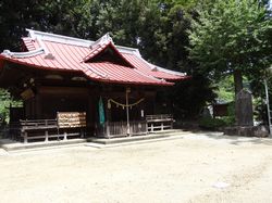 本殿横に石碑が建っている。